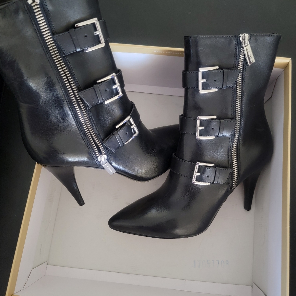 Women Black ankle boots 👢